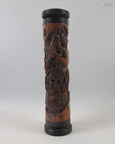 香枝筒由竹子和木头雕刻而成。高23厘米。天然的金黄色铜锈。裝飾的智...