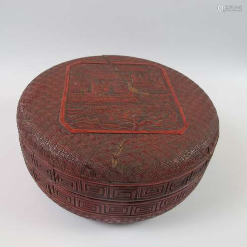 精雕细琢的硃砂漆大圆盒。直径17厘米。高7.5厘米。壶盖上饰有中央长...