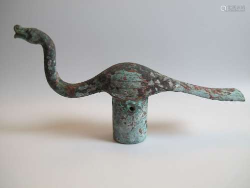 杖头与鸟的头。  青铜，绿色氧化。长22.5厘米。中国：汉式。