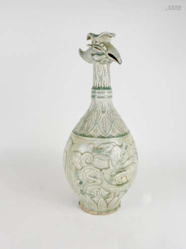凤形花瓶，釉面开裂，浮雕装饰.中国.状态小缺，拼贴。高：45厘米。