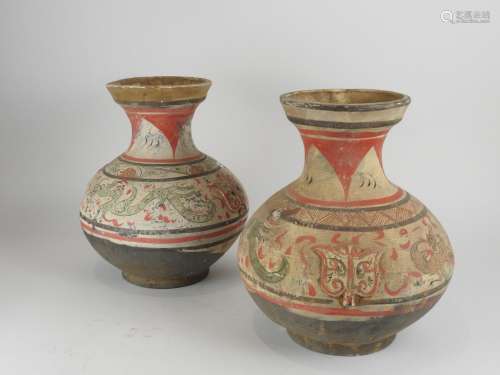 两只赤陶花瓶，带多色亮点。龙凤呈祥，每30厘米为一圈，是汉代的传统...