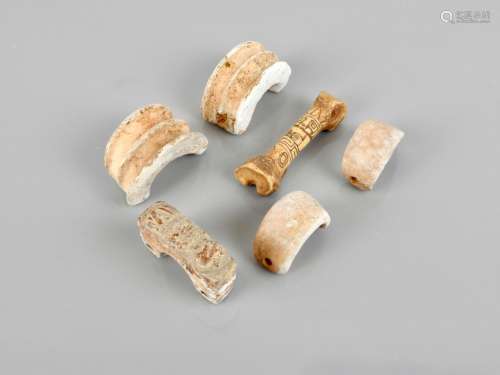 新石器时代的六种饰物，贝壳或骨头。长：5.5厘米。