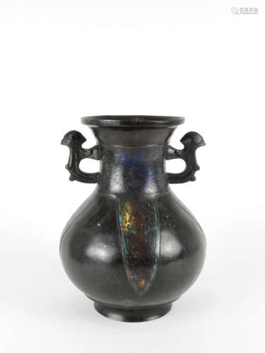 青铜和珐琅景泰蓝花鸟装饰的花瓶。远东.原样。底部缺失，高：24cm。