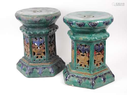 两张陶瓷凳子，上了聚铬釉，中国。高：约39厘米。