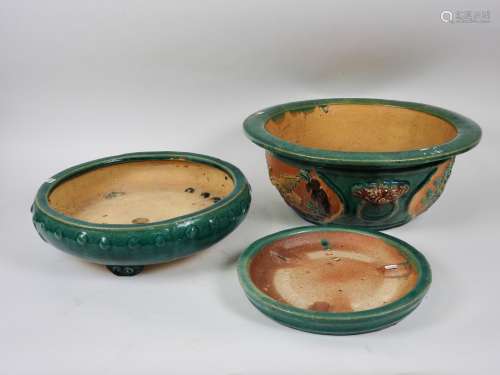 三盆，两件青花瓷器，一件多色瓷器，中国，直径27-49厘米。