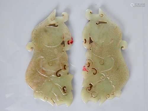 罕见的一对青瓷玉佩，造型为龙形。中国古代朝代精神.长:15cm.
