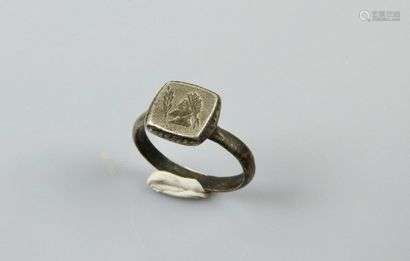 罗马风格的银戒指，空心有一胡须男子。