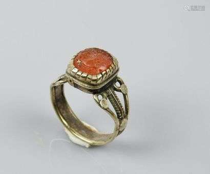 银戒指或其他和红玉髓凹版轮廓。罗马风格。