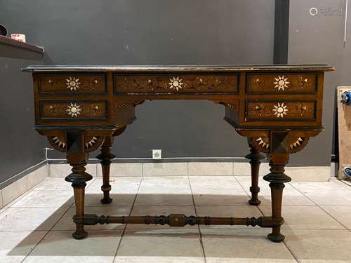 Bureau en bois naturel à décor en incrustations de nacres et...