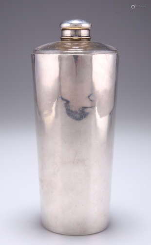 AN INDIAN COLONIAL GLASS SPIRIT FLASK AND TWO SILVER BEAKERS