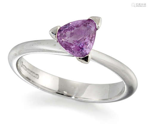 AN 18 CARAT WHITE GOLD PINK SAPPHIRE SINGLE-STONE RING