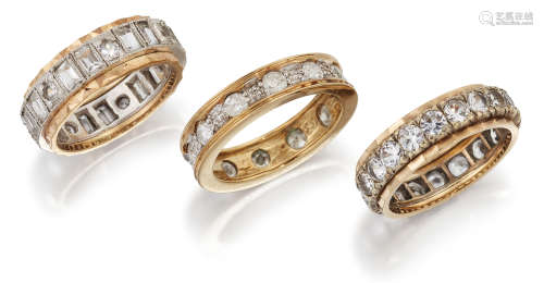 A 9 CARAT GOLD DIAMOND ETERNITY RING