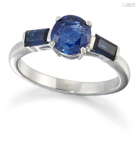 A SAPPHIRE THREE-STONE RING