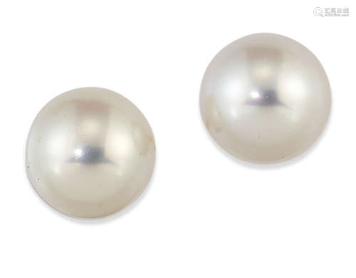 A PAIR OF CULTURED PEARL EARRINGS