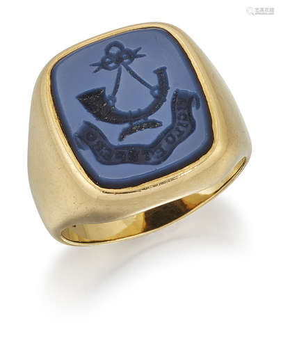 AN 18 CARAT SARDONYX INTAGLIO SIGNET RING