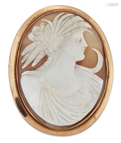 A CARVED SHELL CAMEO BROOCH