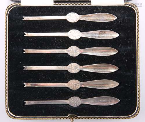 A SET OF SIX GEORGE V SILVER LOBSTER PICKS