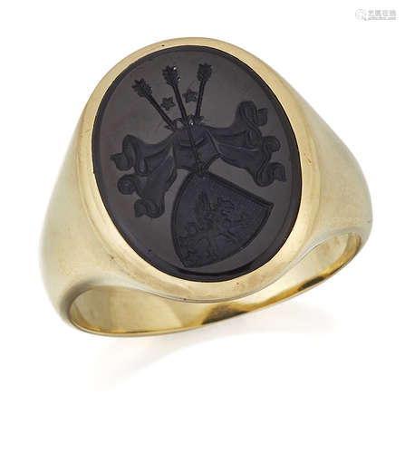 AN ONYX INTAGLIO SIGNET RING