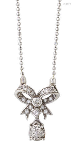 A DIAMOND PENDANT NECKLACE