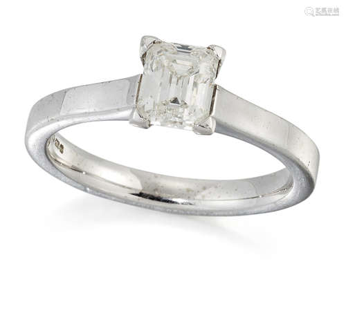 AN 18 CARAT WHITE GOLD DIAMOND SINGLE-STONE RING