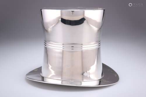 A SILVER-PLATED NOVELTY ICE BUCKET