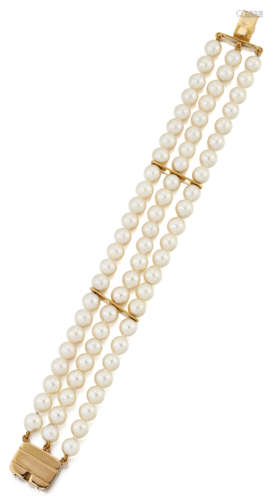 A CULTURED PEARL BRACELET