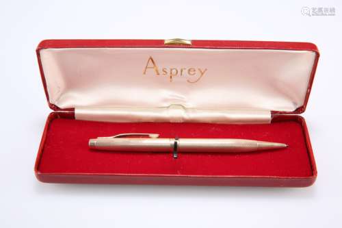 A 9 CARAT GOLD PROPELLING PENCIL