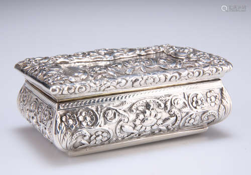 AN EARLY VICTORIAN SILVER SNUFF BOX