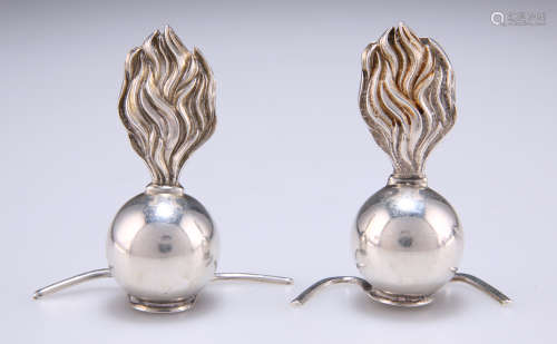 A PAIR OF EDWARD VII SILVER MENU HOLDERS