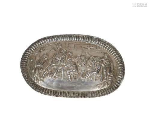 Plaque ovale argent repoussé à décor de scène de taverne