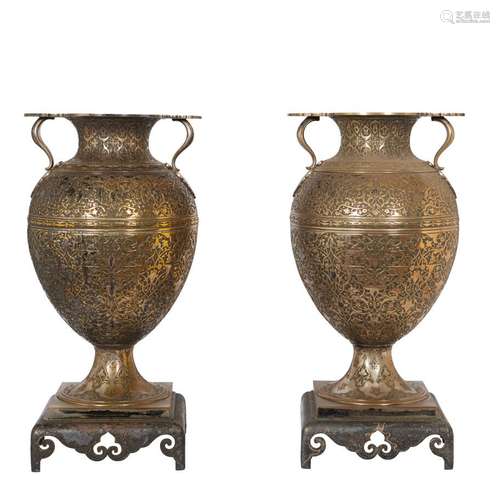 Importante paire de vases à deux anses en bronze ciselé arge...