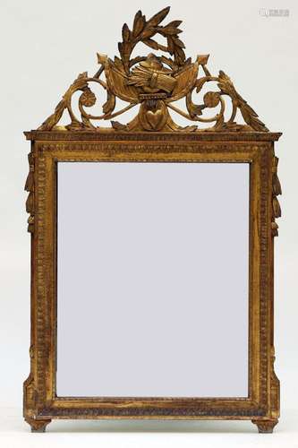 Miroir en bois sculpté et doré