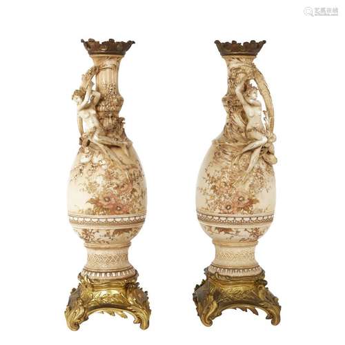 Paire de vases balustres en porcelaine