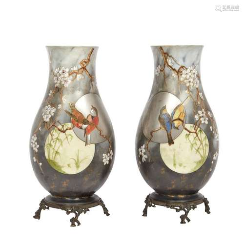 Paire de vases balustres en opaline à décor japonisant