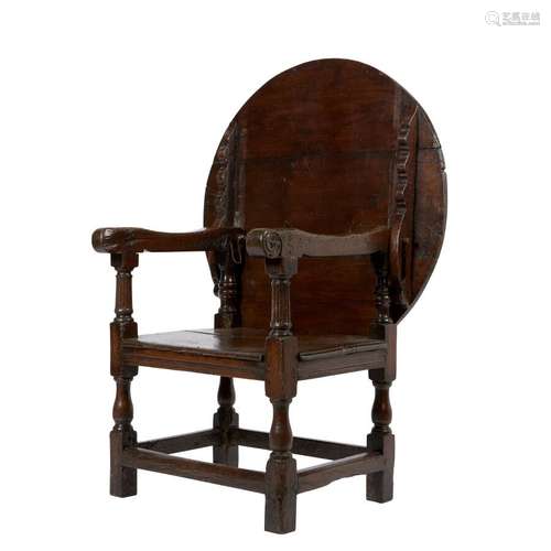 Table ronde formant fauteuil en chêne sculpté