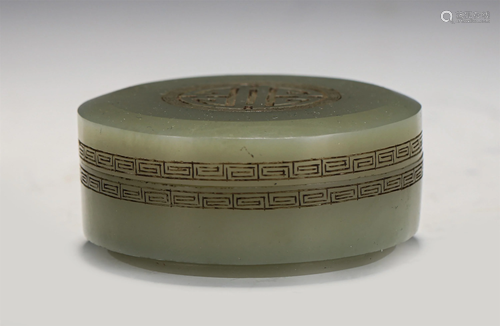 A CHINESE CARVED JADE ROUGE CASE