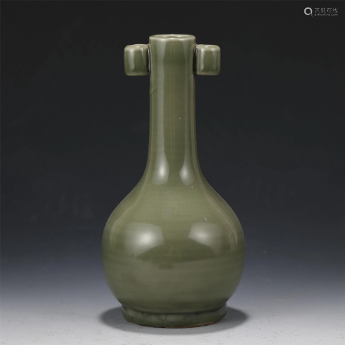 A CHINESE CELADON GLAZE PORCELAIN VASE