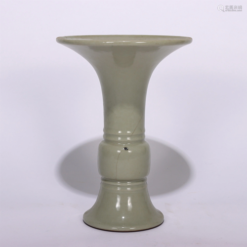 A CHINESE GE TYPE GLAZED PORCELAIN GU VASE