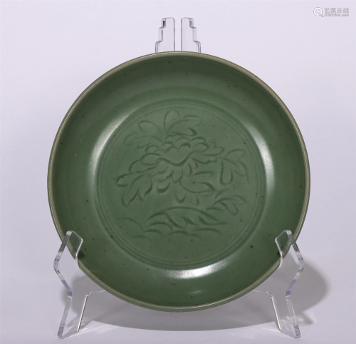 A CHINESE CELADON GLAZE PORCELAIN PLATE