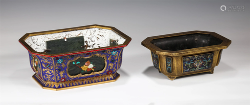 A PAIR OF CHINESE CLOISONNE FLOWERPOT