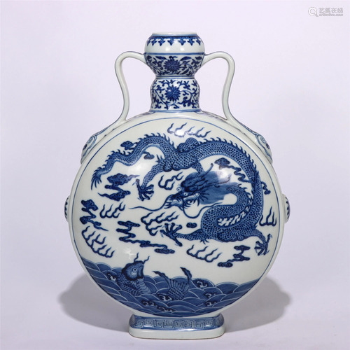 A CHINESE BLUE AND WHITE PORCELAIN FLASK MOON VASE