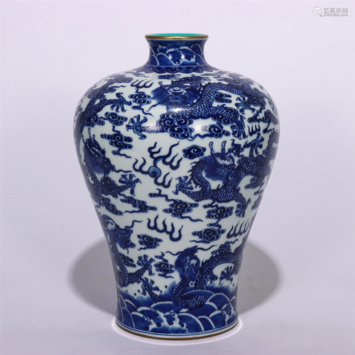 A CHINESE BLUE AND WHITE PORCELAIN VASE