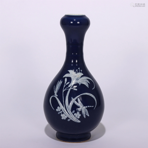 A CHINESE BLUE GLAZED WHITE FLOWERS PORCELAIN VASE