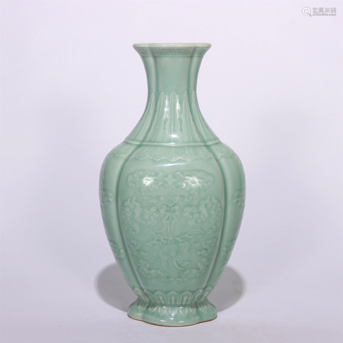 A CHINESE SINGLE COLOR GLAZED PORCELAIN VASE