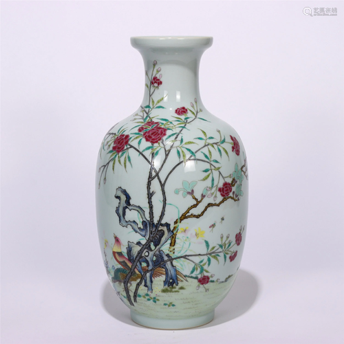 A CHINESE FAMILLE ROSE PORCELAIN VASE