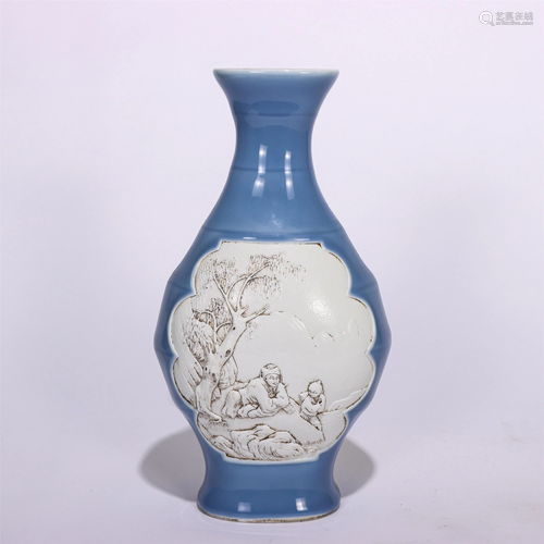 A CHINESE SINGLE COLOR GLAZED PORCELAIN VASE