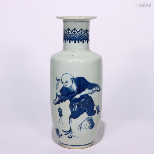 A CHINESE BLUE AND WHITE PORCELAIN VASE