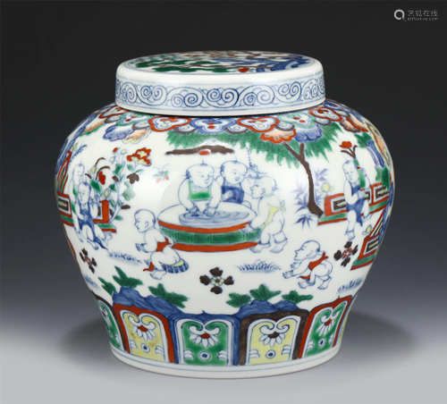 A CHINESE BLUE AND WHITE WUCAI PORCELAIN LIDDED JAR