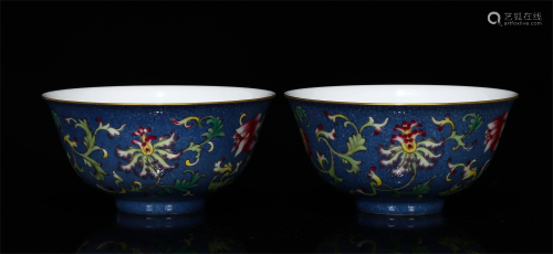 A PAIR OF CHINESE BLUE GROUND FAMILLE ROSE PORCELAIN