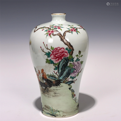 A CHINESE FAMILLE ROSE PORCELAIN VASE